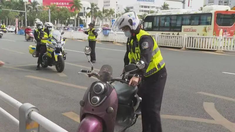 汕尾交警市区大队整治“摩电”交通违法行为