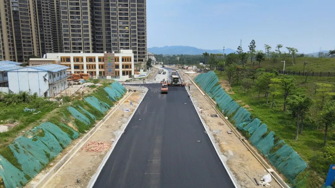 红城文旅小镇规划一路完成沥青路面铺设并通车