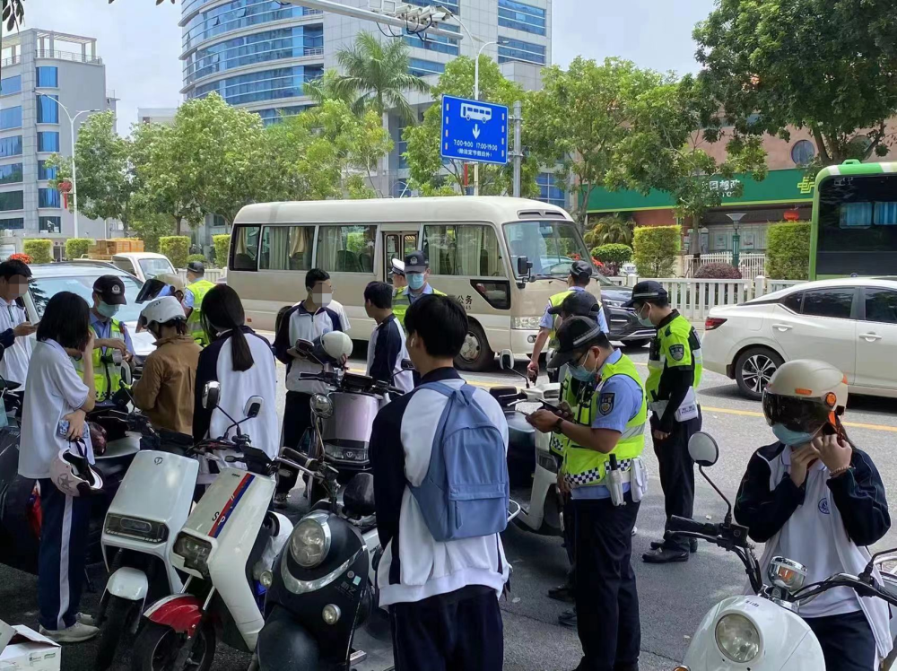 关注学生出行安全，汕尾交警联合多部门开展校园及周边道路交通安全整治行动 ... ...