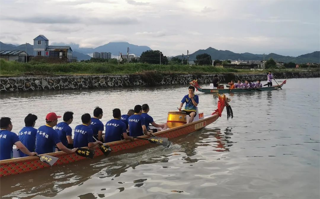 梅陇镇新寮村龙舟邀请赛于6月22日举行 参赛龙舟队加紧训练